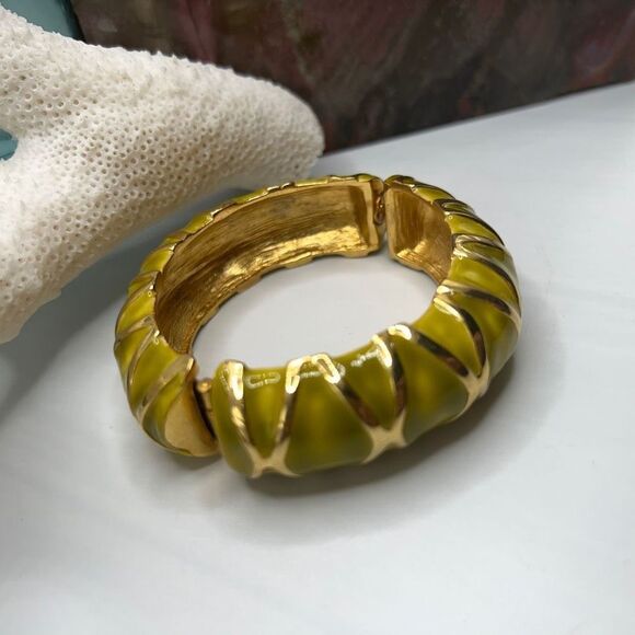 Kenneth Jay Lane Hingled Bangle Bracelet Gold Yellow Green - Picture 8 of 13